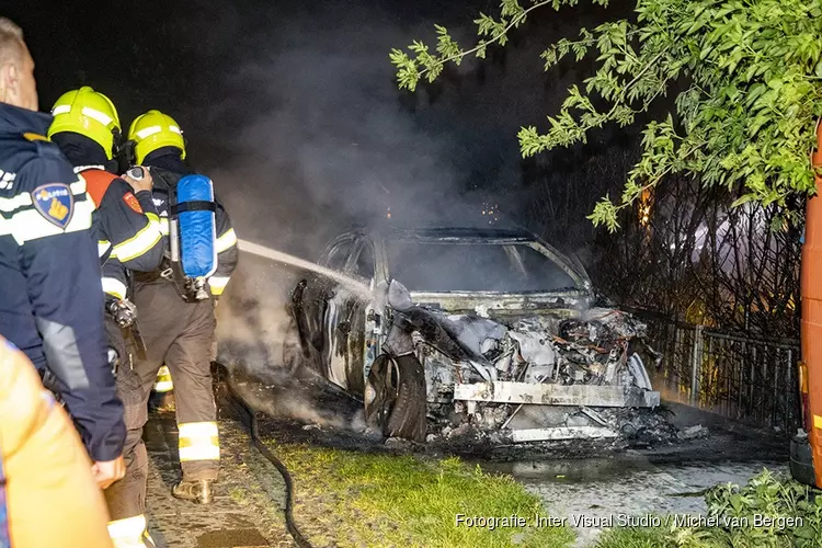 Personenwagen volledig uitgebrand aan de Stelling in Velsen-Zuid