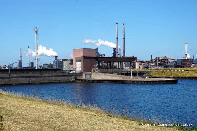 Lokaal FNV IJmond start petitie ter ondersteuning van de werknemers en vakbonden bij Tata Steel in IJmuiden.