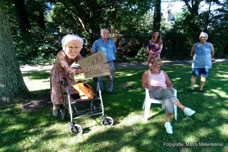 Vrijwilligster in het zonnetje gezet na het bezoeken van 500 jarige ouderen in Santpoort-Noord