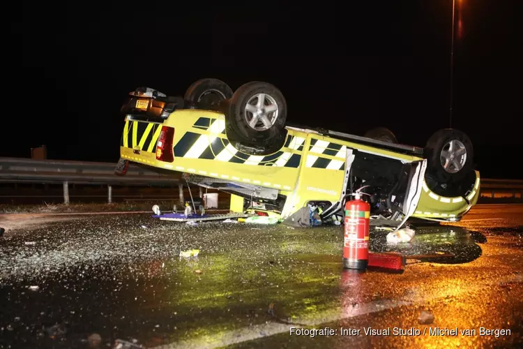 Rijkswaterstaat-voertuig gecrasht op A9, bestuurder gewond