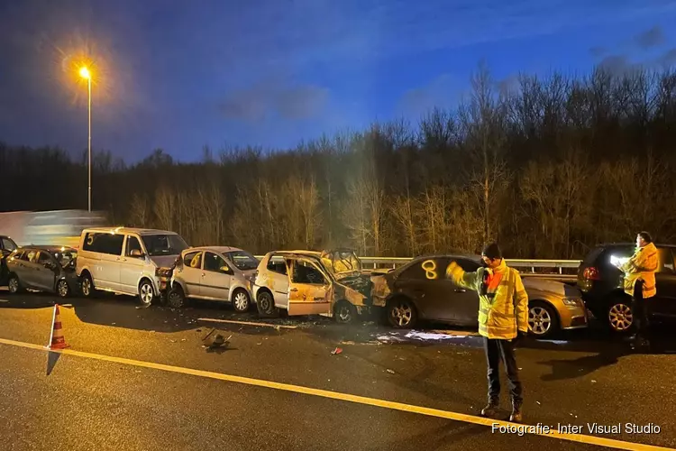 Autobrand na ongeluk met tien auto&#39;s op A9. Tot in de middag twee rijstroken dicht