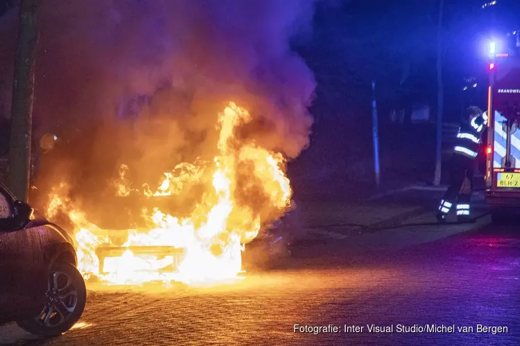 Metershoge vlammen bij autobrand Platbodem Velserbroek