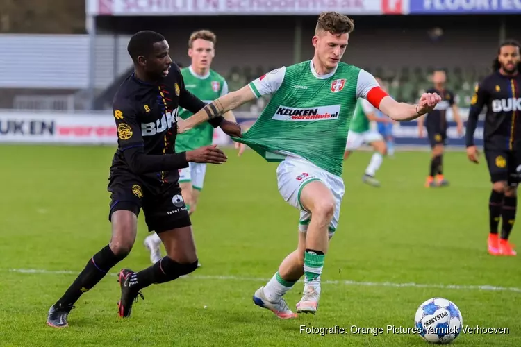 FC Dordrecht nipt langs tien man van Telstar