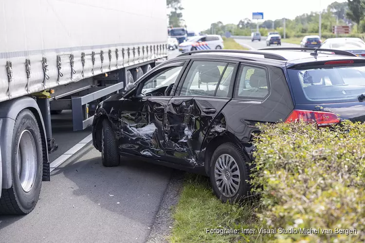 Botsing tussen vrachtwagen en auto op de N208 bij Velserbroek