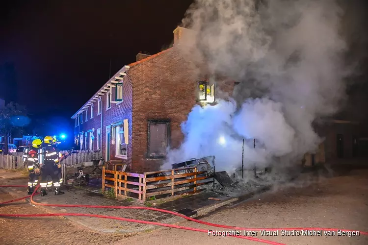 Caravan gaat volledig in vlammen op in Velsen-Noord