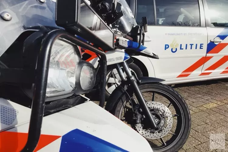 Man op scooter rijdt in op hulpverlenende politieman