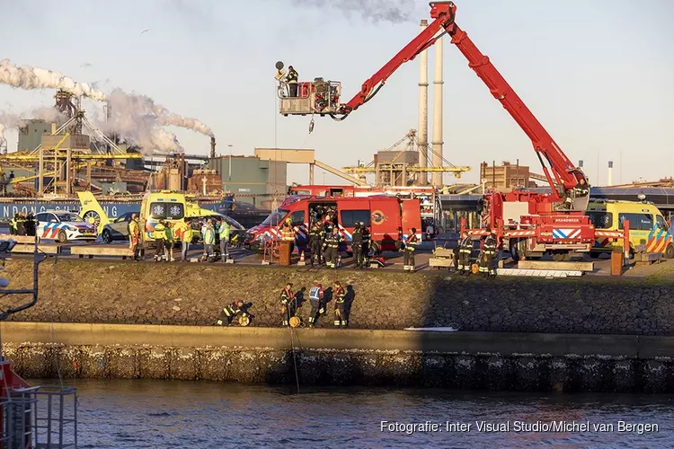 Auto te water op het Sluisplein in IJmuiden, man uit auto gehaald