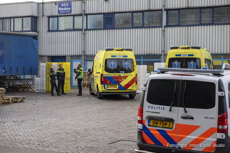 Man raakt bekneld tussen tubs in vishal in IJmuiden