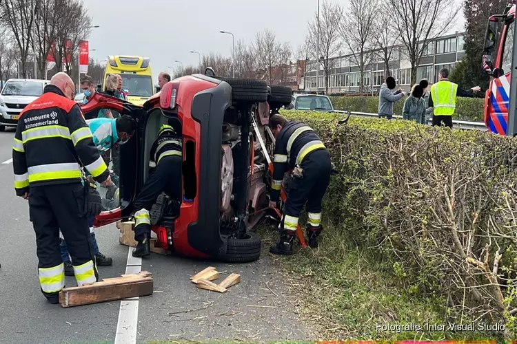 Auto belandt op zijkant na ongeluk op N208 in Velserbroek