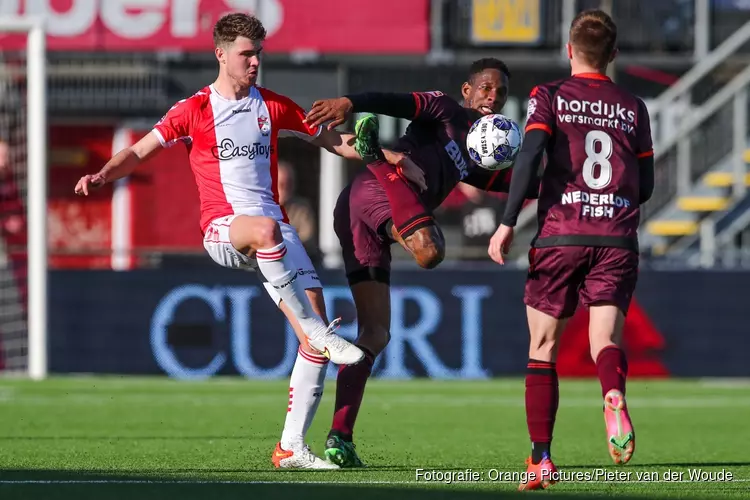 Koploper FC Emmen met moeite langs strijdend Telstar