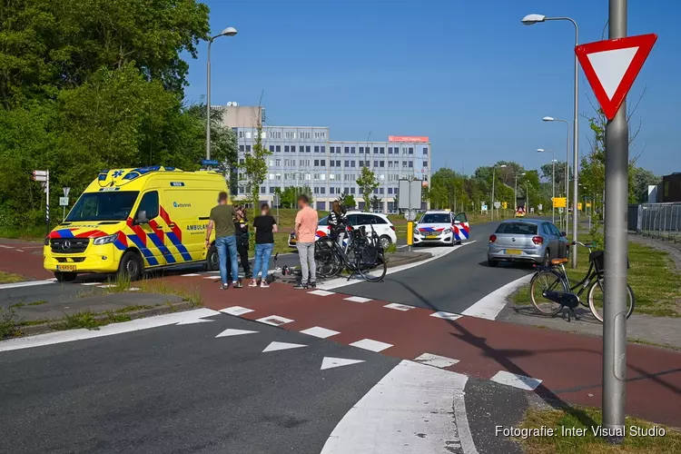 Fietsster gewond bij aanrijding met auto in Velsen-Noord