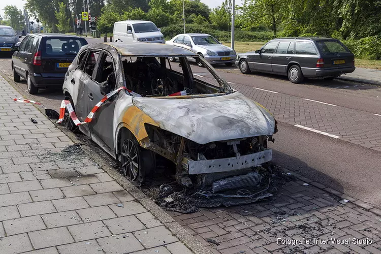 Auto volledig uitgebrand aan de Grote Hout- of Koningsweg in Velsen-Noord