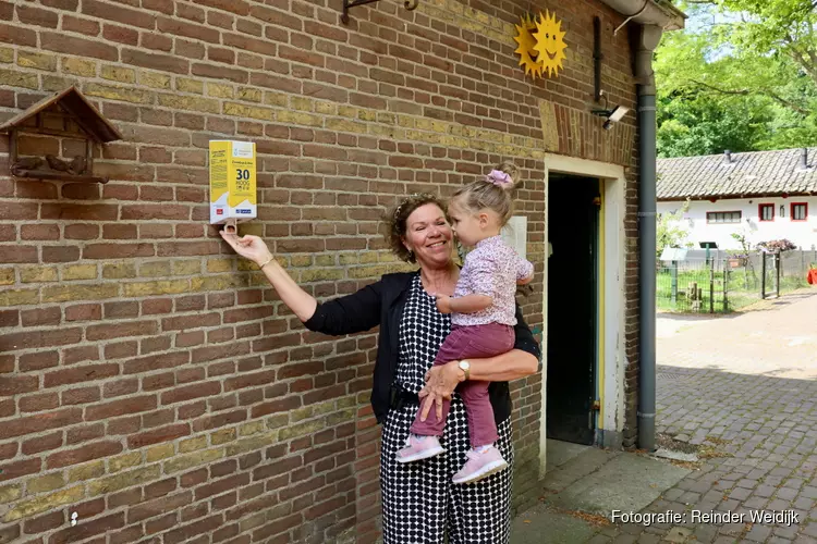 Dag van de zonnebrand: Marianne Steijn onthult zonnebranddispenser in park Velserbeek