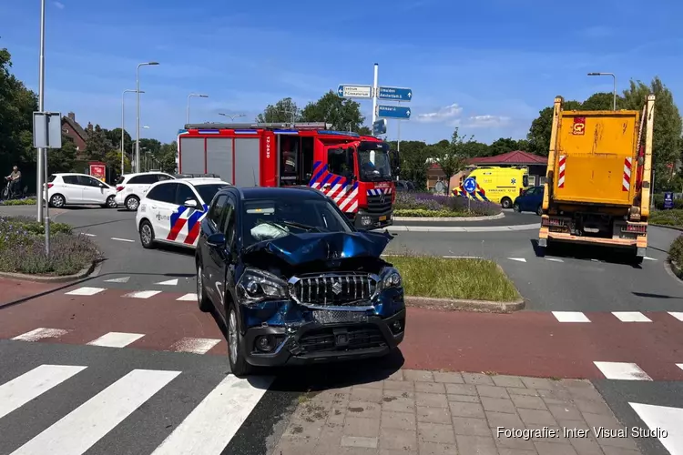 Verkeerschaos na aanrijding op rotonde in Driehuis