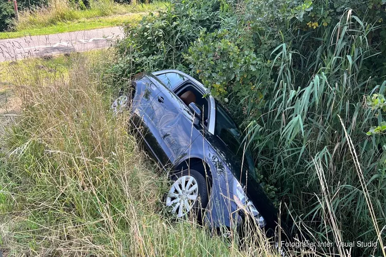 Auto te water in Velsen-Zuid