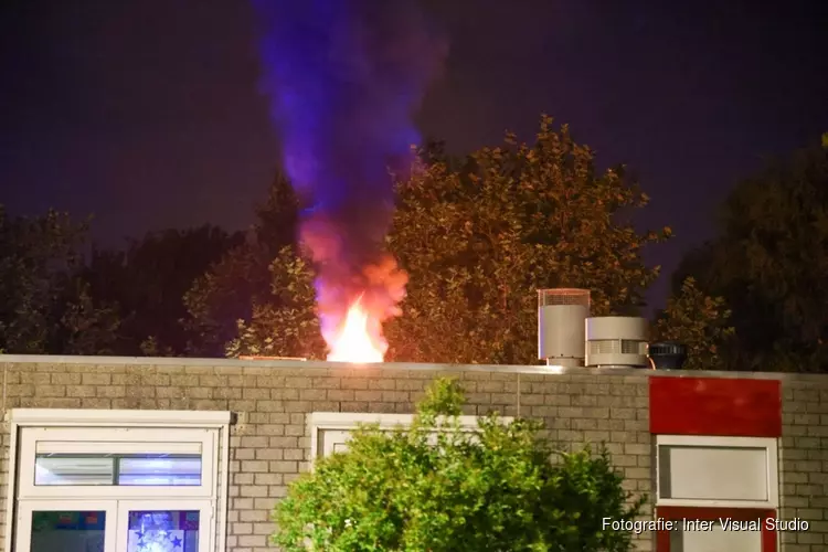 Brand op dak van basisschool in Velserbroek