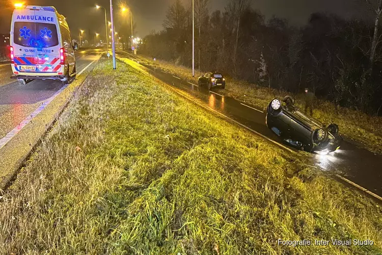 Auto op de kop op N208 bij Santpoort-Noord