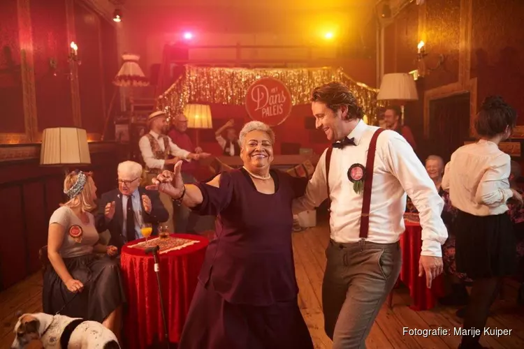 Het podium van de schouwburg in Velsen dient vrijdag 6 januari als een danspaleis uit de jaren ’50.