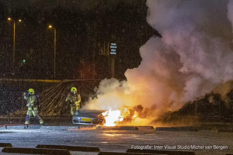 Porsche uitgebrand op parkeerterrein in Velsen-Noord