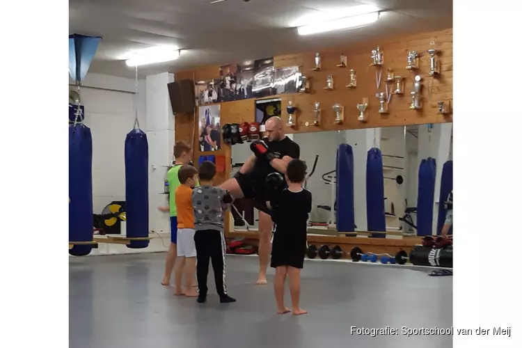 Gratis kickboks lessen van Jaap en Ramon van der Meij op basisscholen in de IJmond