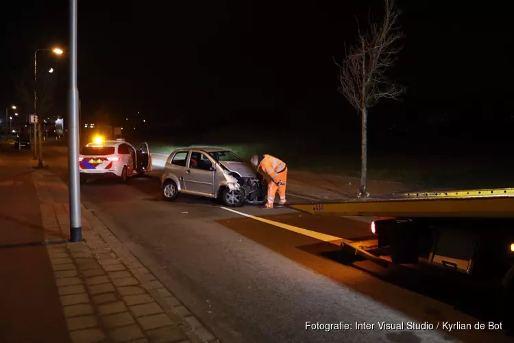 Brommobiel tegen boom gereden in IJmuiden