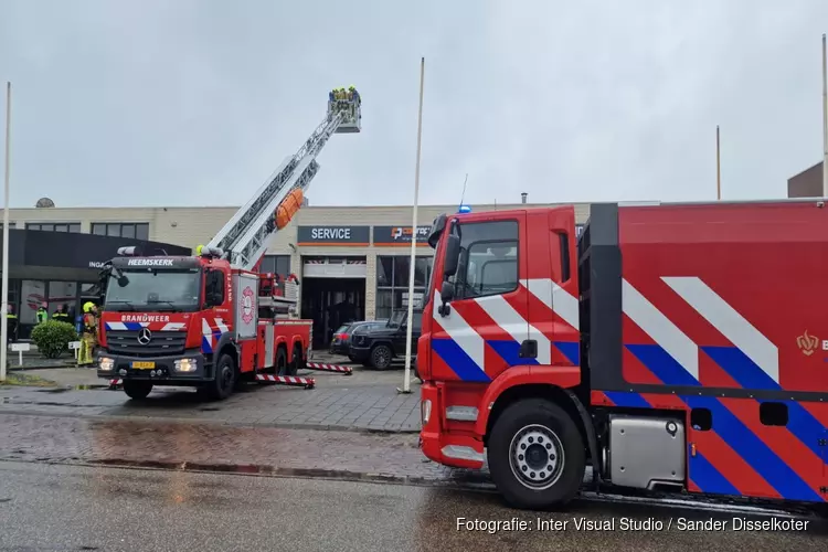 Brand bij autobedrijf in Velsen-Noord