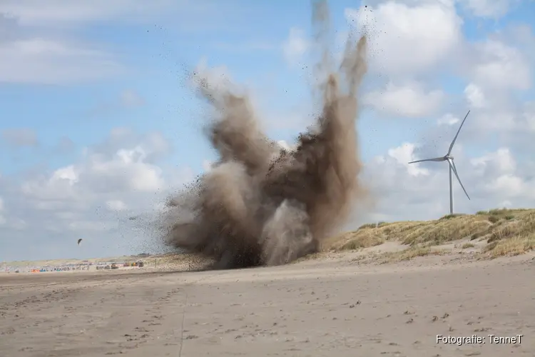 Explosieven WOII uit strand van Velsen in duinen gecontroleerd tot ontploffing gebracht
