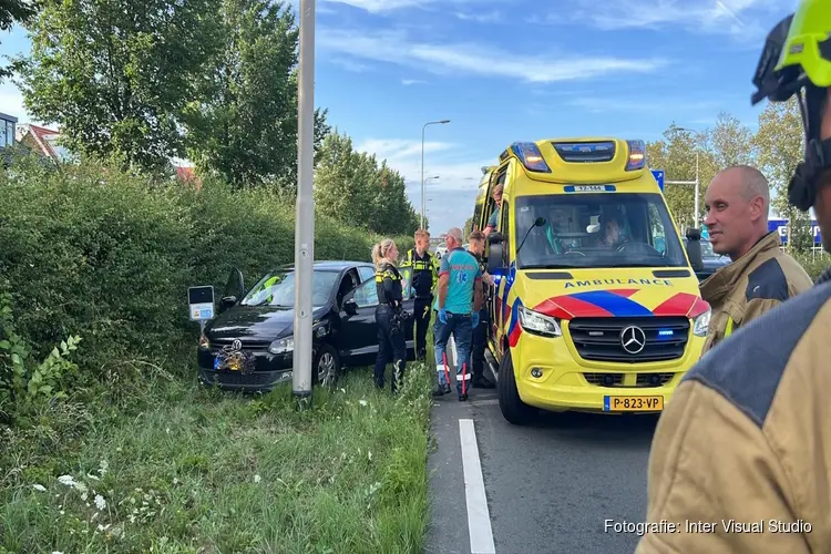 Auto raakt van de weg in Velserbroek