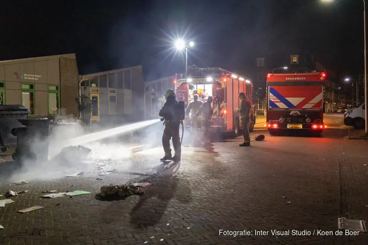 Papiercontainer in brand bij buurthuis IJmuiden