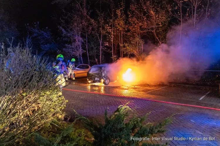 Auto door brand verwoest aan Raafstraat in IJmuiden