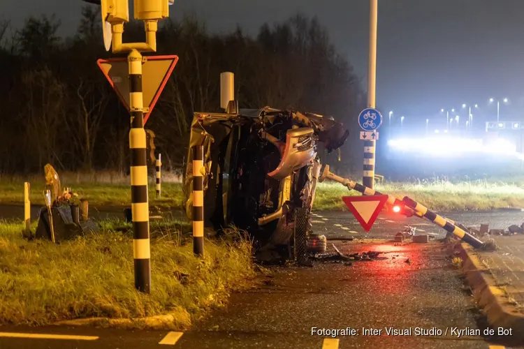 Twee gewonden bij ernstig ongeval Velsen-Zuid, automobilisten lappen afzetting aan hun laars