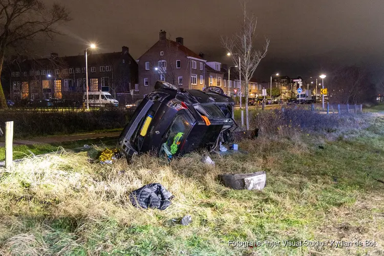 Automobilist gecrasht in IJmuiden, twee gewonden