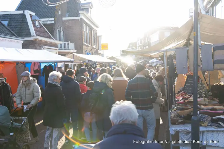 Propvolle fietsenstalling en heerlijk weer bij de Kerstmarkt in Santpoort-Noord