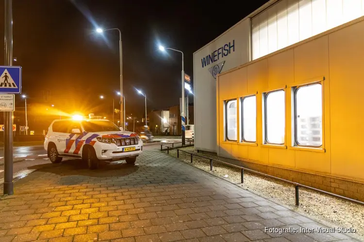 Cobra afgestoken in bedrijf in IJmuiden, gewonde naar ziekenhuis