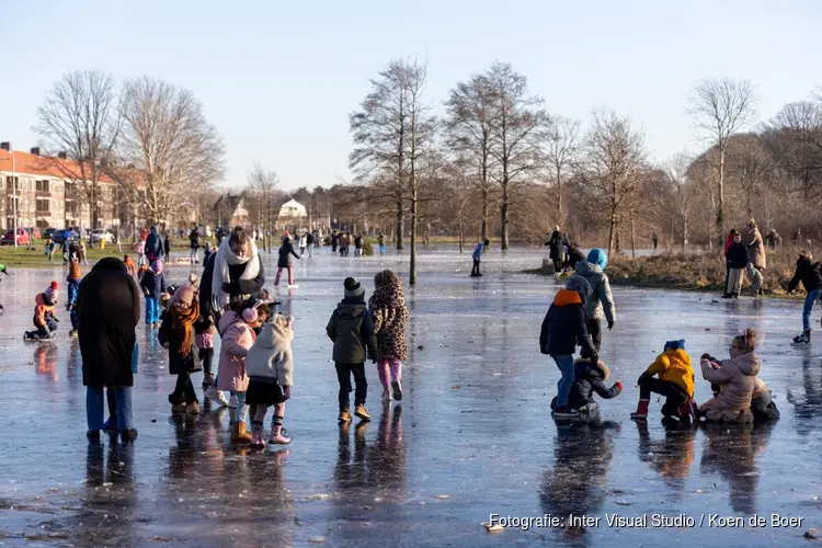 Schaatsplezier in IJmuiden op bevroren plek door wateroverlast
