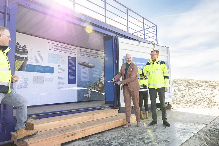 Infocontainer op strand Velsen biedt uitleg over aansluiting windparken   en uitzicht over aanleg 'zeekabels' TenneT