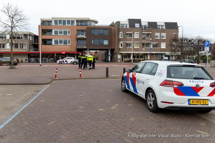 Politie controleert alle hangjongeren bij supermarkt in Santpoort-Noord
