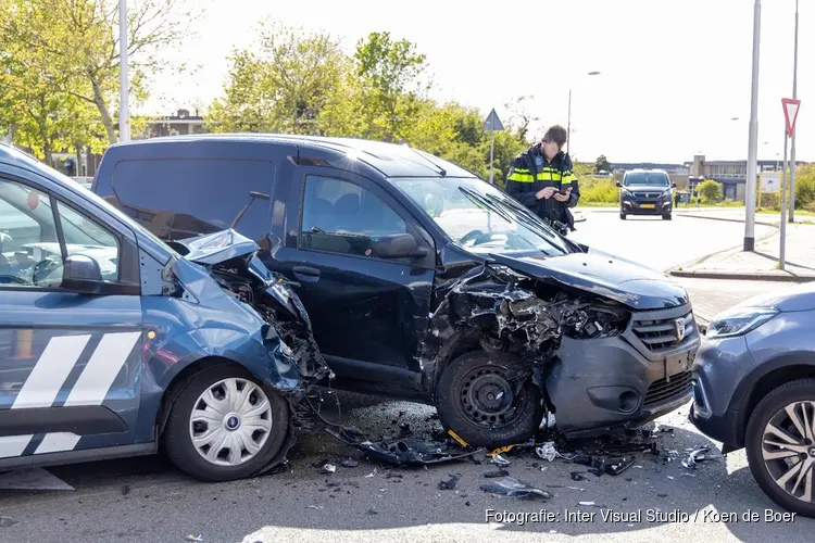 Ongeval met drie voertuigen op Orionweg in IJmuiden