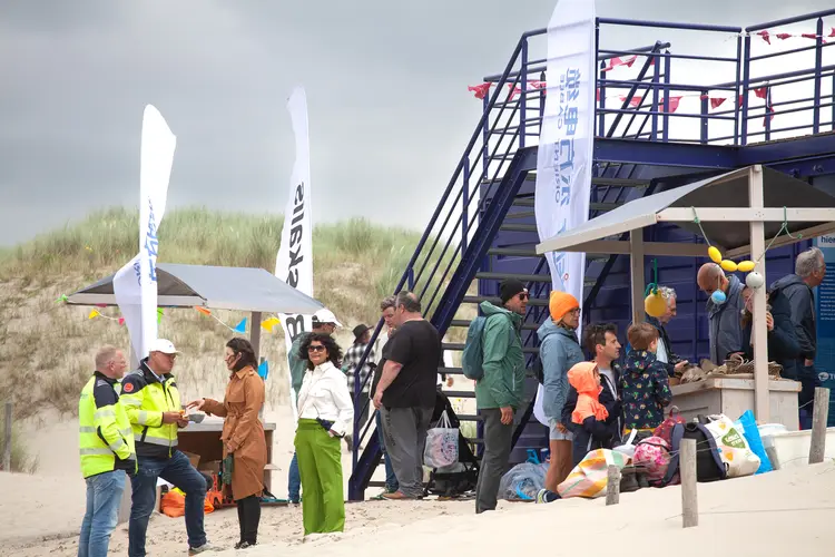 Geslaagde Dag van de Bouw op strand Velsen in teken van aansluiting 'wind op zee' door TenneT