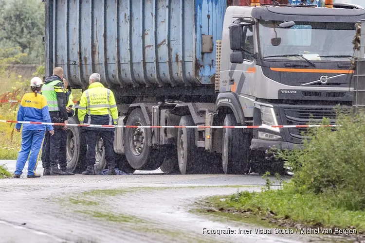 Fietser ernstig gewond bij ongeval met vrachtwagen bij Tata Steel