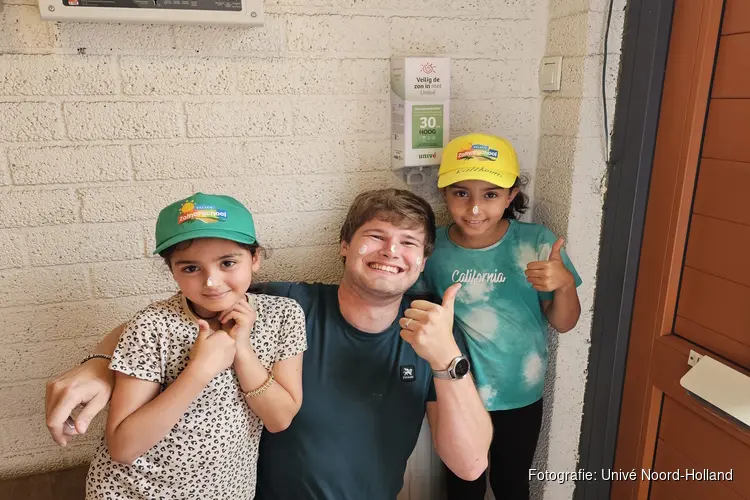 Zomerschool IJmuiden ontvangt zonnebranddispenser van Univé Noord-Holland