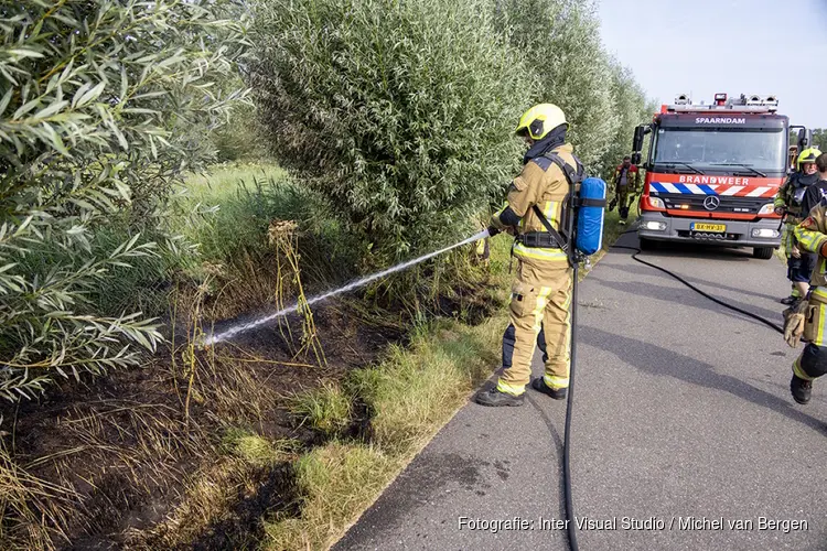 Stuk natuurgebied in brand langs de Westlaan in Velserbroek