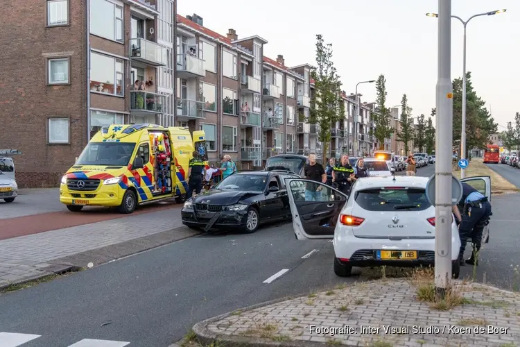 Botsing in IJmuiden met twee auto's, één gewonde