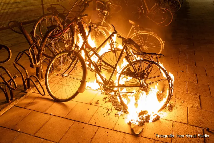 Camerajournalist blust brand bij fietsenstalling in Santpoort-Noord