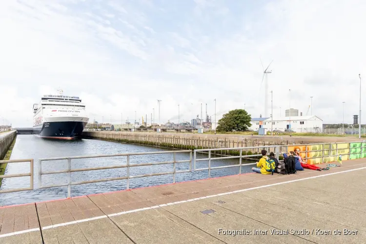 Sluizen IJmuiden weer geblokkeerd: Cruiseschepen richting Amsterdam staan vast