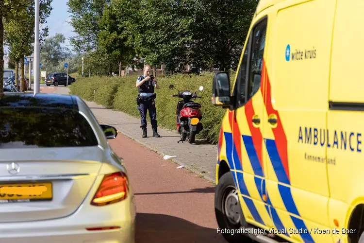 Scooterrijder rijdt tegen autodeur in IJmuiden