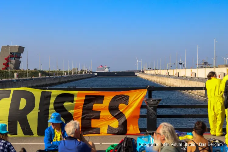 Demonstratie bij sluis in IJmuiden: cruiseschip neemt andere sluis