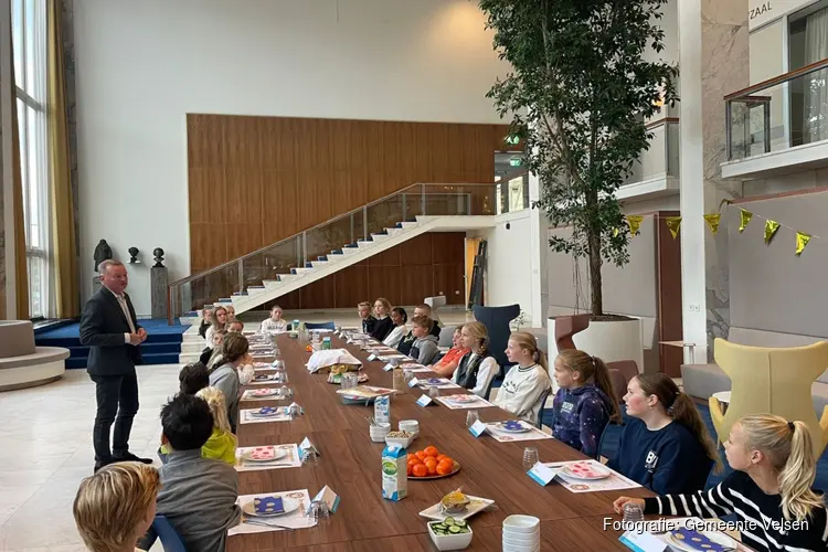 Burgemeester Dales en leerlingen van De Toermalijn ontbijten samen