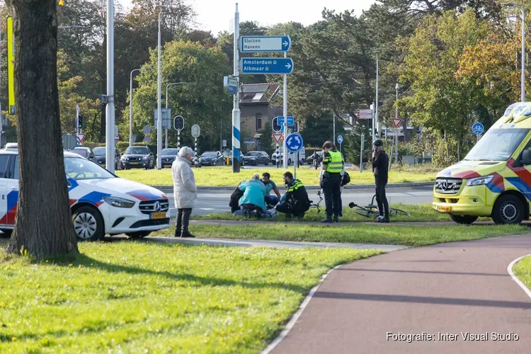 Fietsster aangereden op rotonde in Driehuis