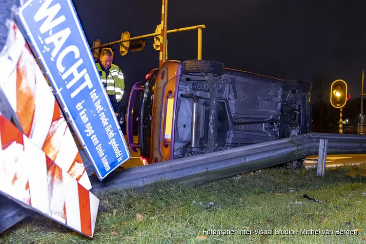 Auto op de kant op Velsertraverse in Velsen-Noord, bestuurster mee naar bureau